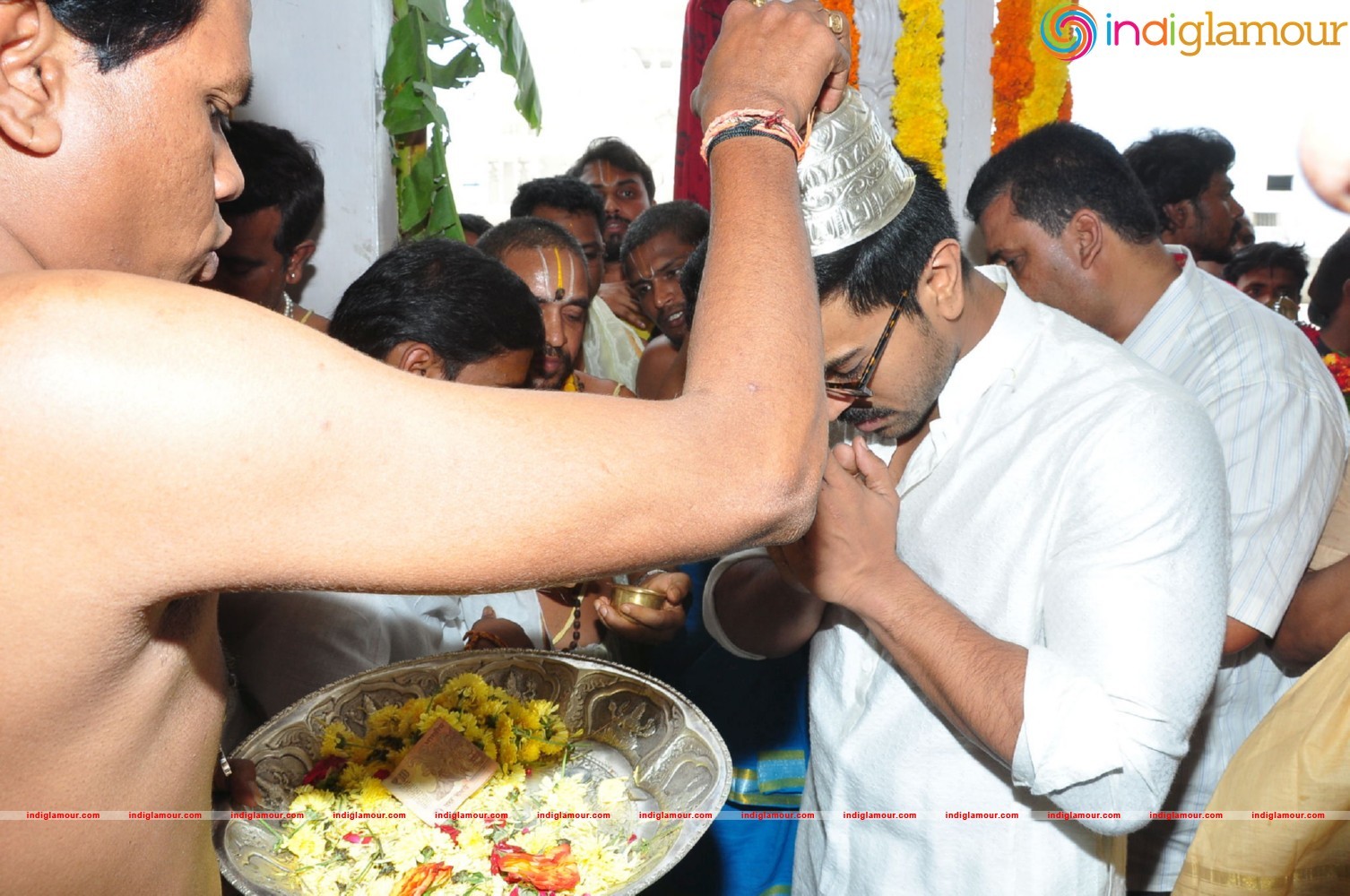 Ram Charan At Chiranjeevi Birthday Celebrations at Filmnagar Temple Event hd photo