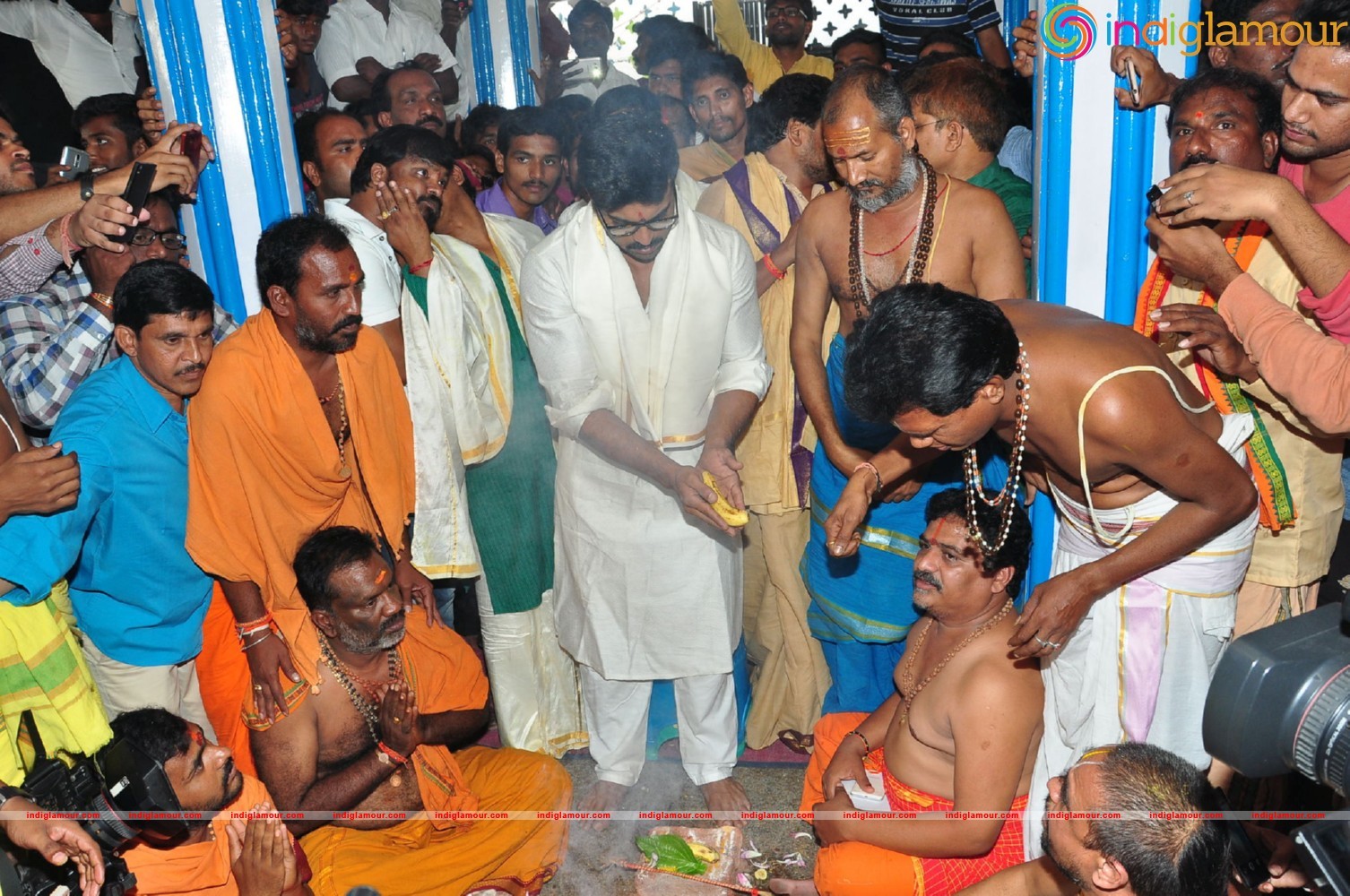 Ram Charan At Chiranjeevi Birthday Celebrations at Filmnagar Temple Event hd photo