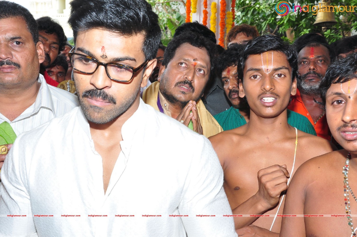 Ram Charan At Chiranjeevi Birthday Celebrations at Filmnagar Temple Event hd photo