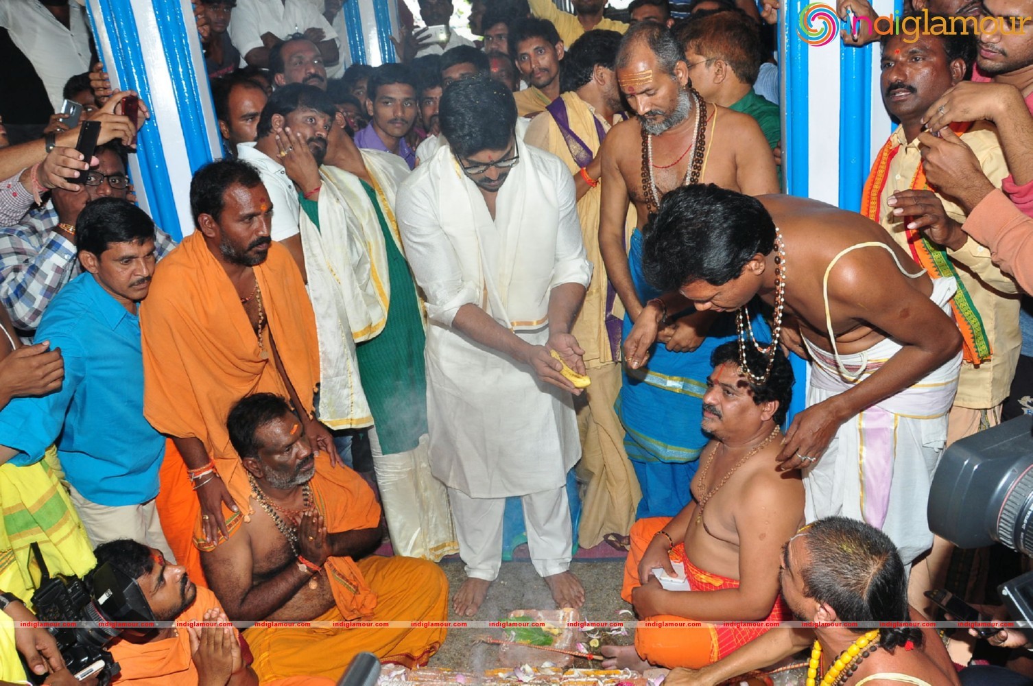 Ram Charan At Chiranjeevi Birthday Celebrations at Filmnagar Temple Event hd photo