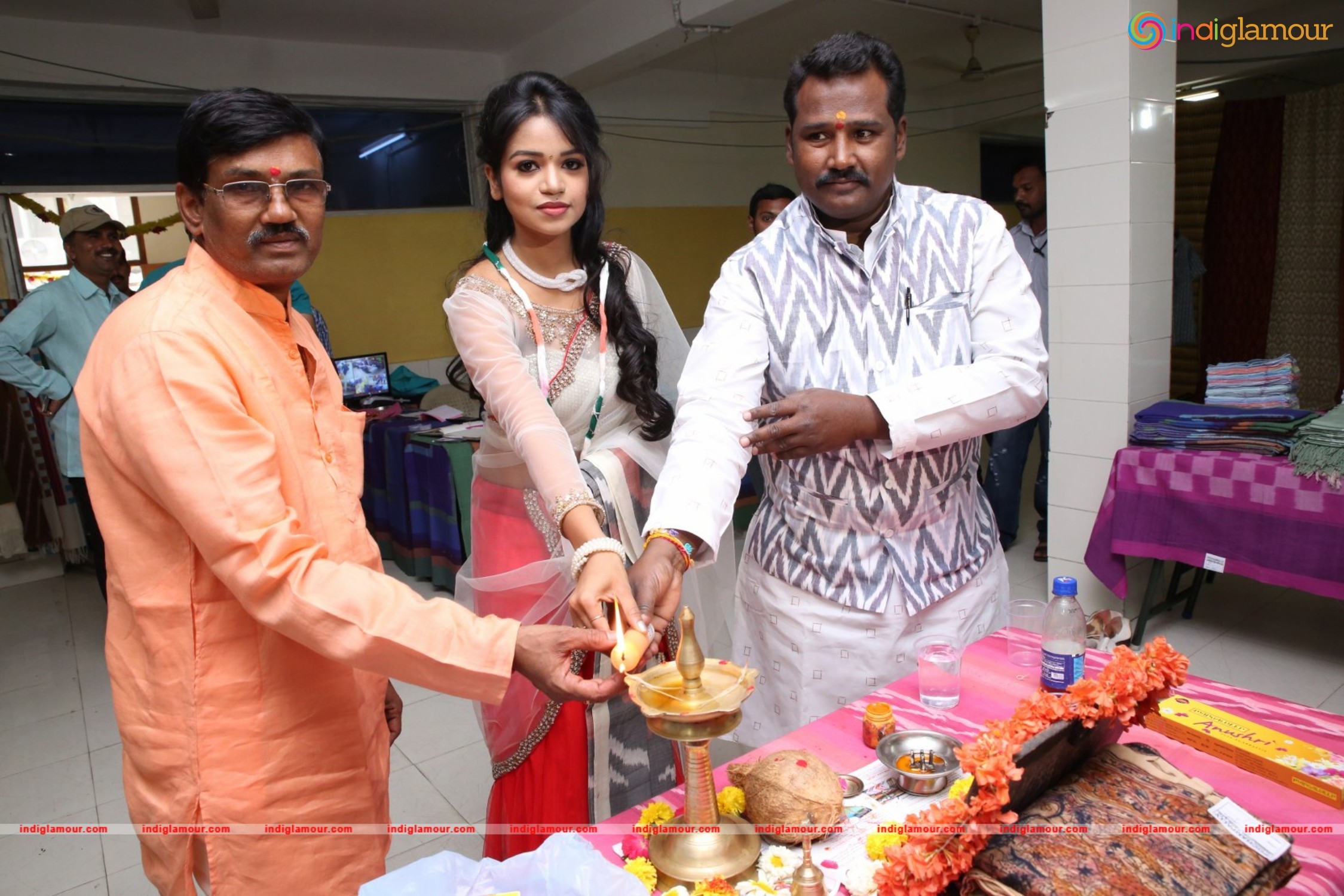 Bhavya Sri Inaugurates Pochampally IKAT Art Mela Event hd photo