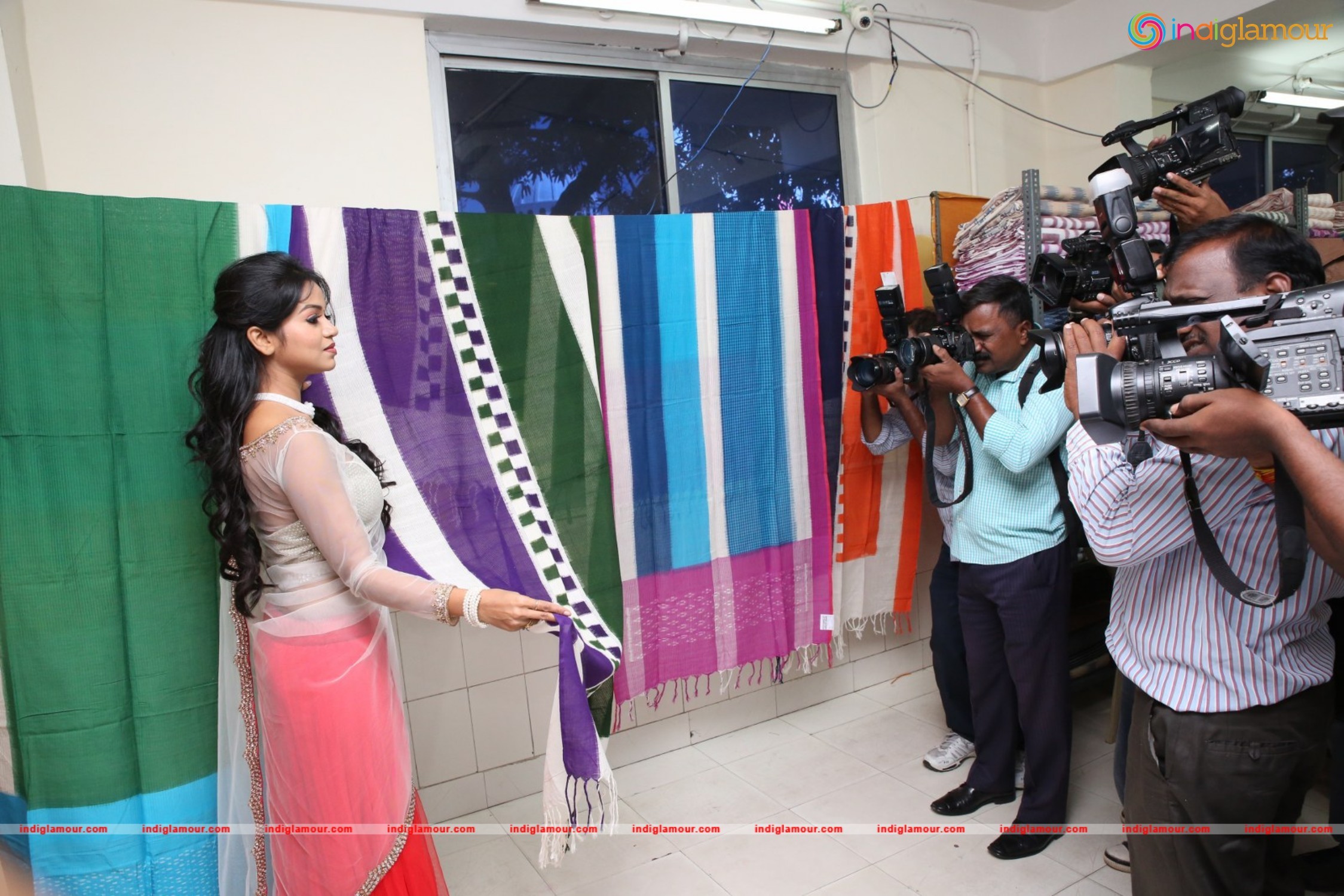 Bhavya Sri Inaugurates Pochampally IKAT Art Mela Event hd photo