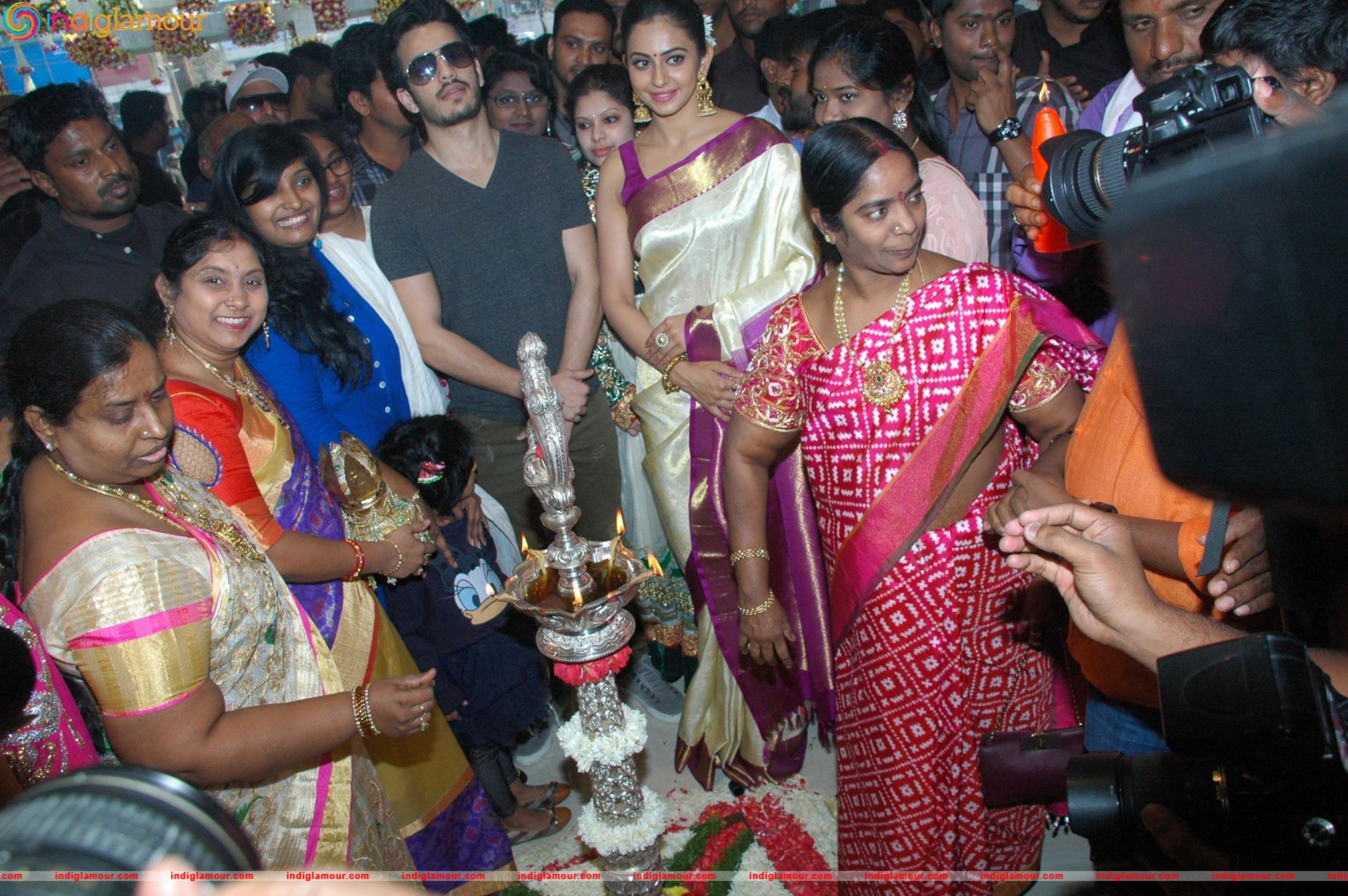 Akhil Akkineni and Rakul Preet Singh Launches South India Shopping Mall Event hd photo