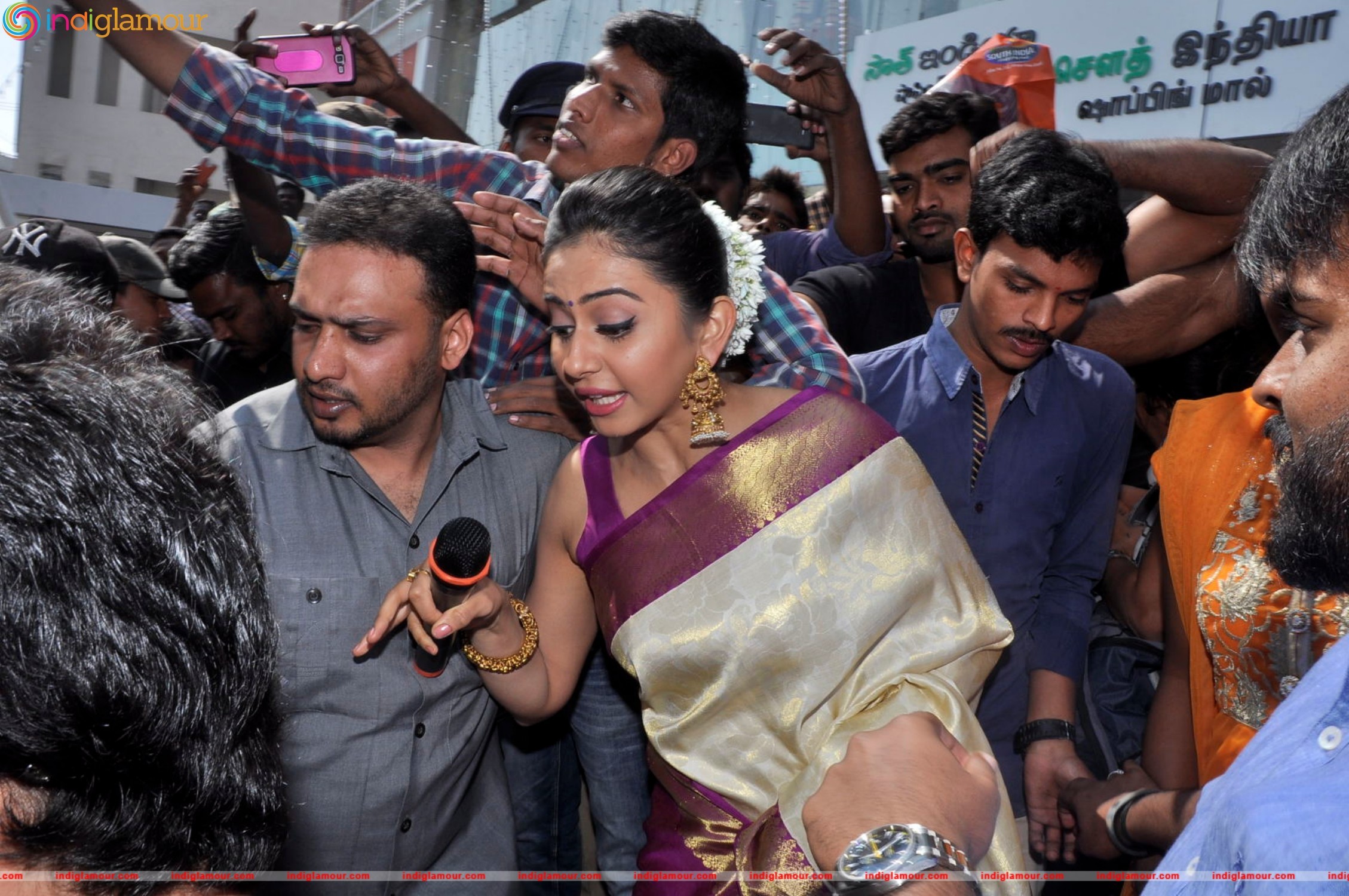Akhil Akkineni and Rakul Preet Singh Launches South India Shopping Mall Event hd photo