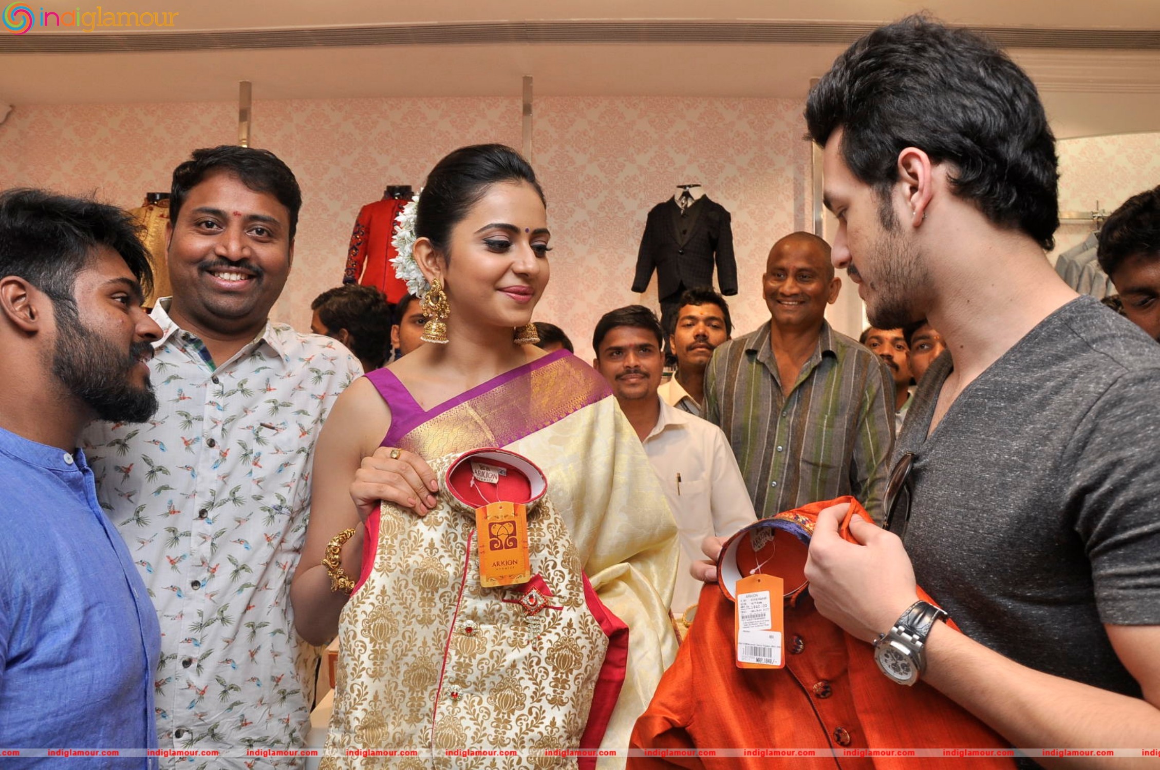 Akhil Akkineni and Rakul Preet Singh Launches South India Shopping Mall Event hd photo