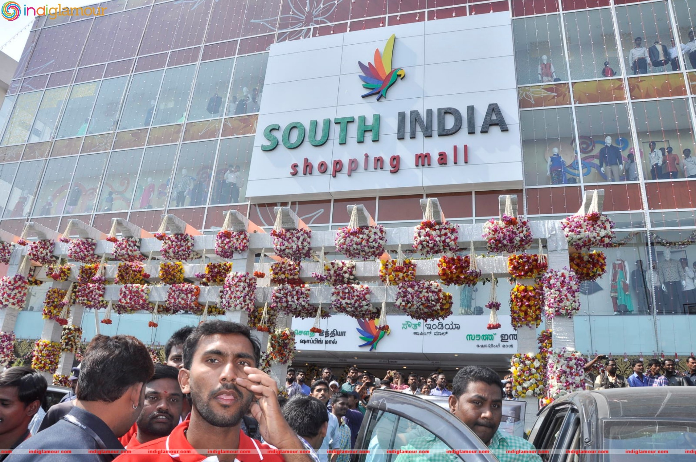 Akhil Akkineni and Rakul Preet Singh Launches South India Shopping Mall Event hd photo