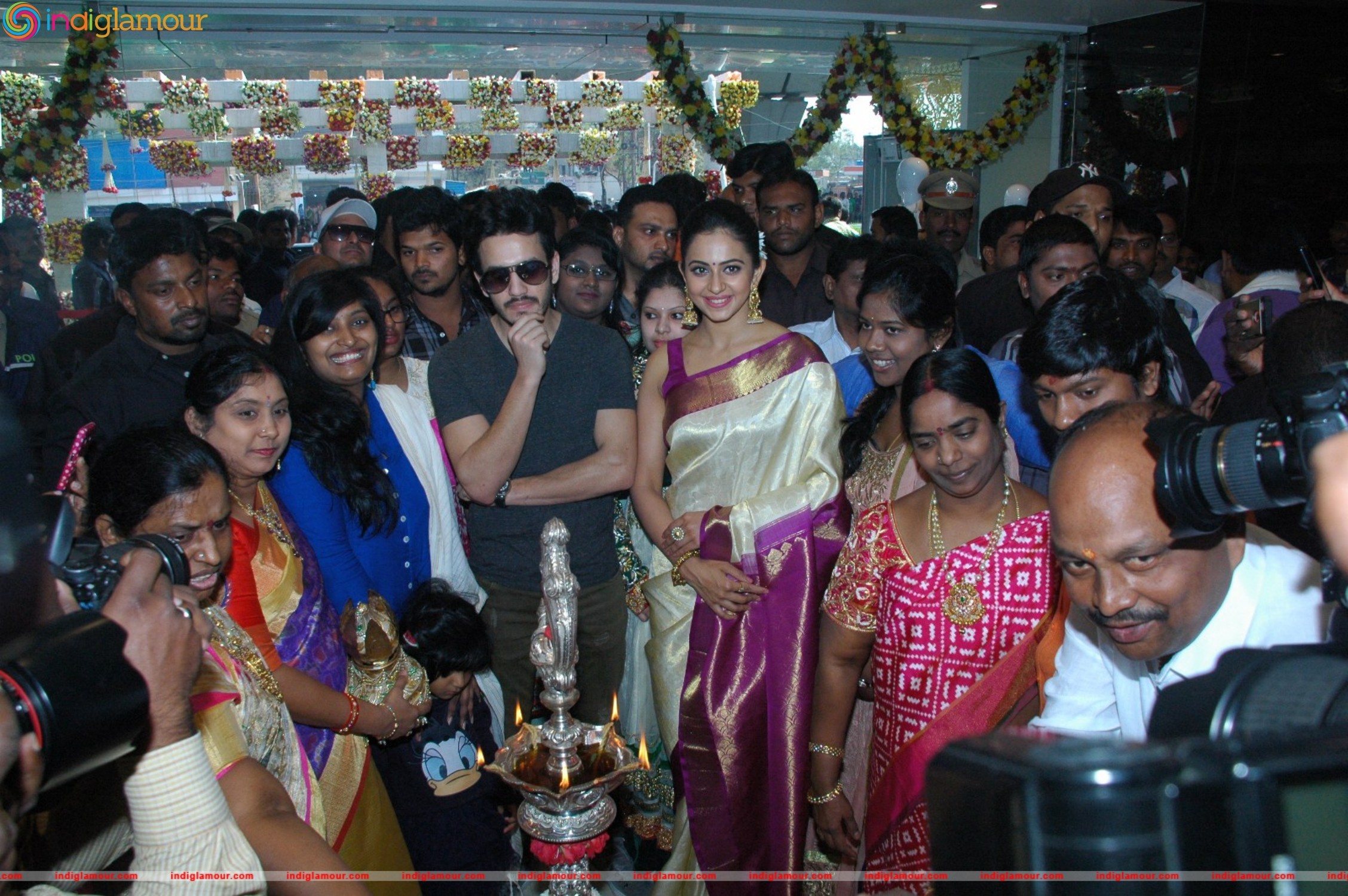 Akhil Akkineni and Rakul Preet Singh Launches South India Shopping Mall Event hd photo