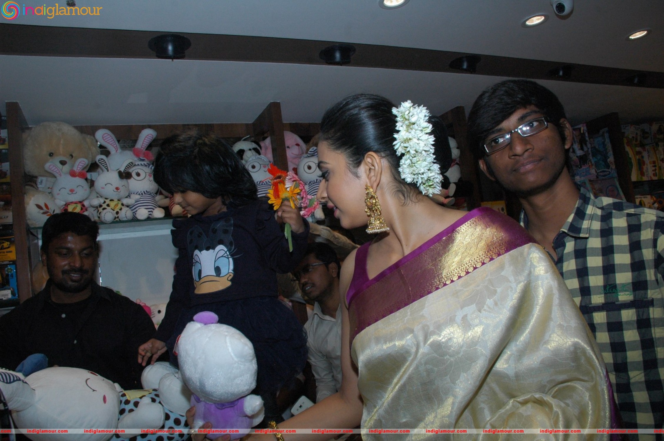 Akhil Akkineni and Rakul Preet Singh Launches South India Shopping Mall Event hd photo