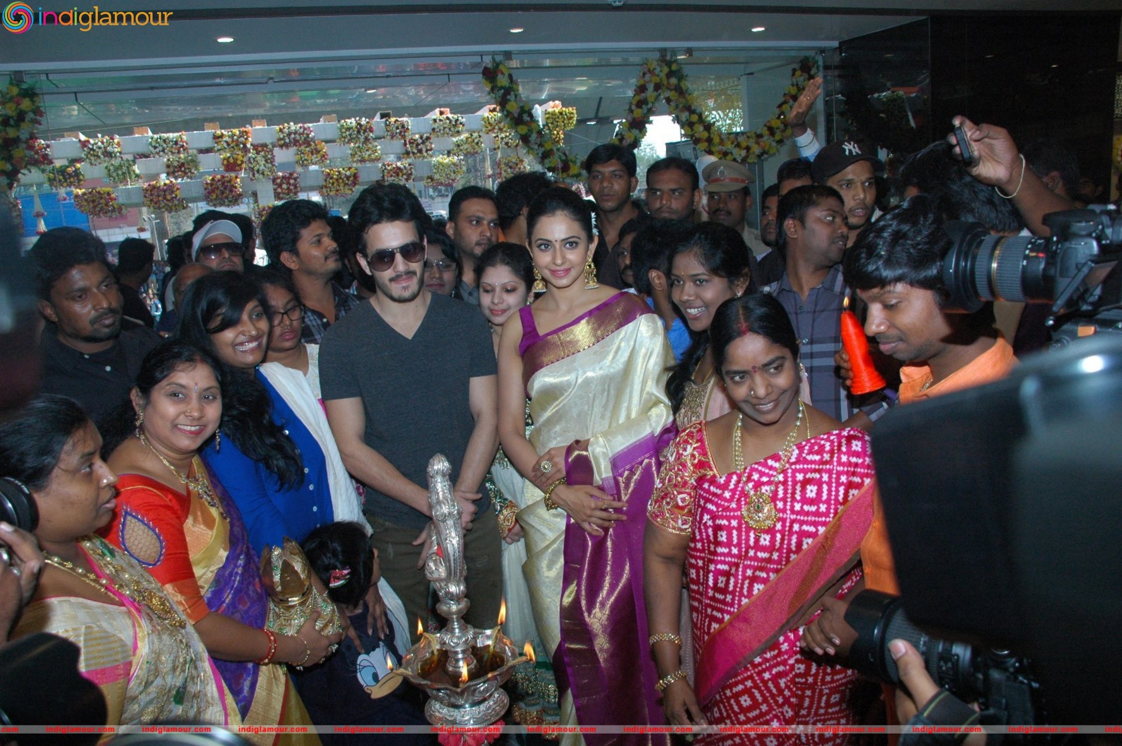 Akhil Akkineni and Rakul Preet Singh Launches South India Shopping Mall Event hd photo