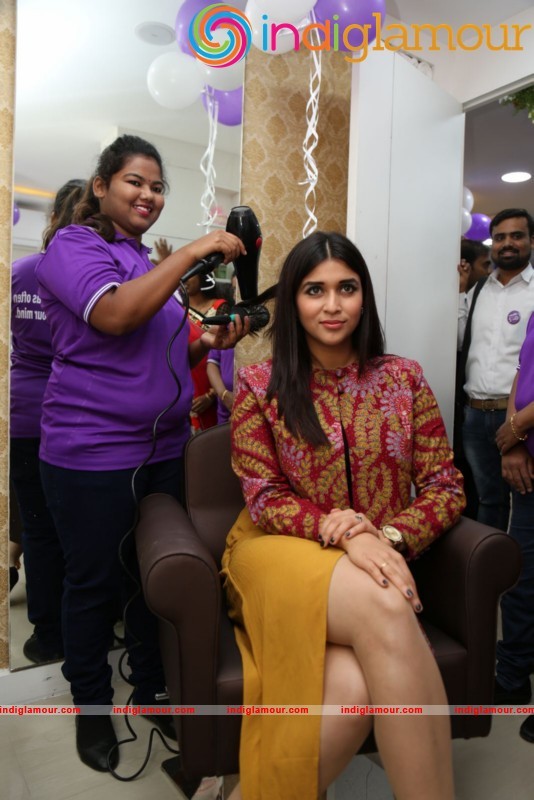 Mannara Chopra Launches Natural Salon Event hd photo