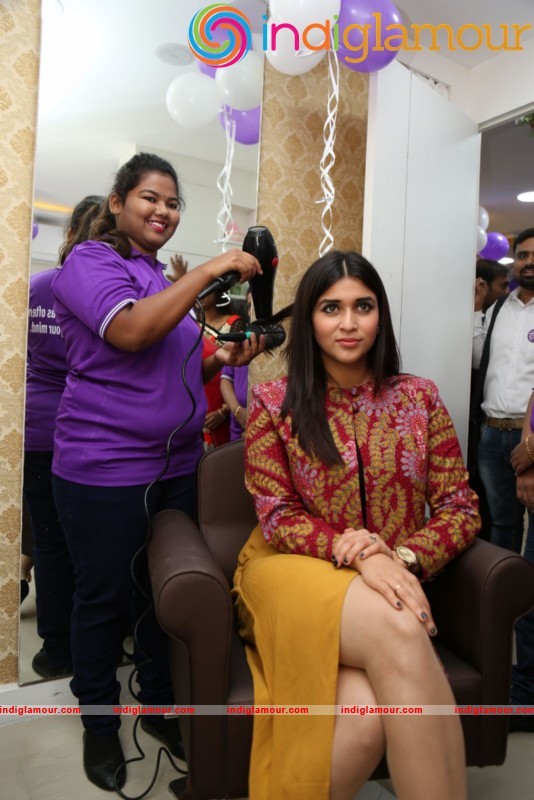 Mannara Chopra Launches Natural Salon Event hd photo