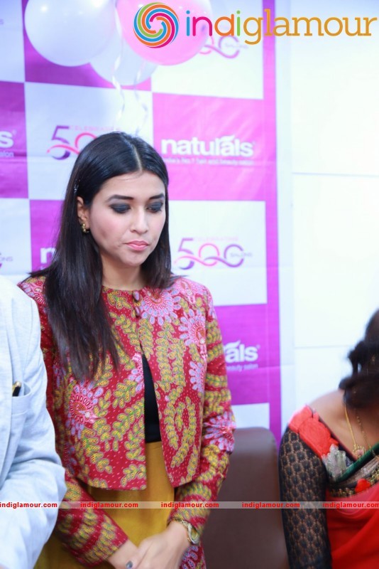 Mannara Chopra Launches Natural Salon Event hd photo