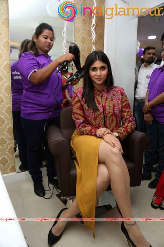 Mannara Chopra Launches Natural Salon Event hd photo