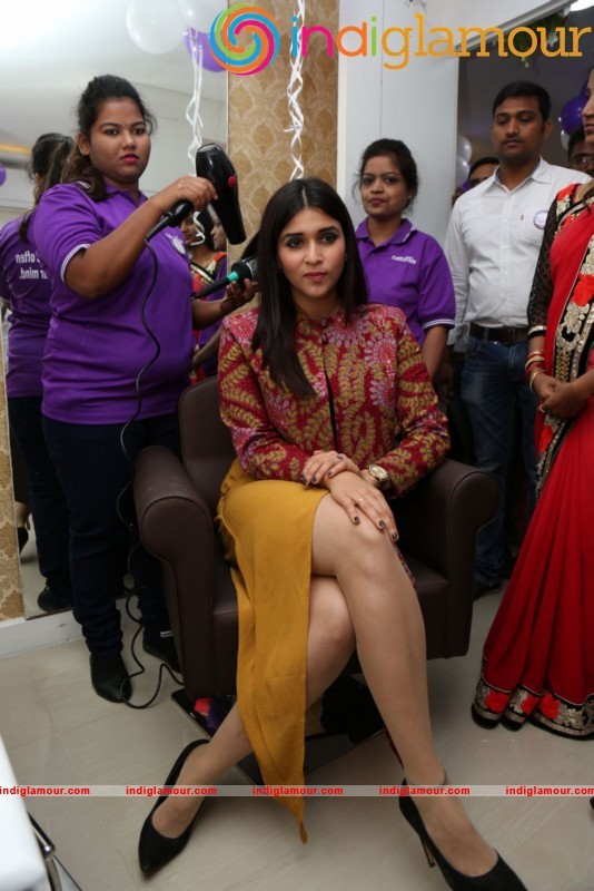 Mannara Chopra Launches Natural Salon Event hd photo