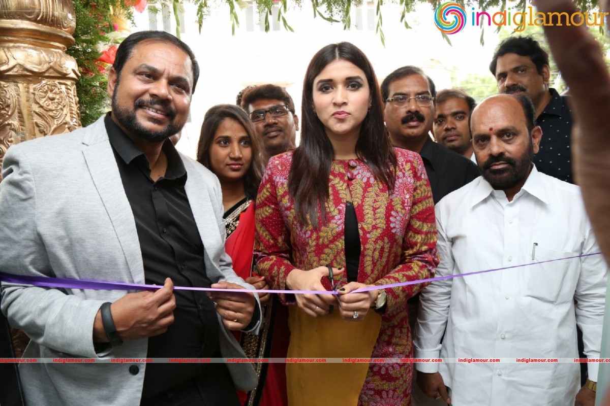 Mannara Chopra Launches Natural Salon Event hd photo