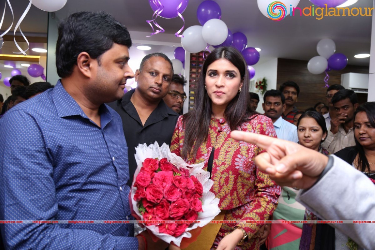 Mannara Chopra Launches Natural Salon Event hd photo