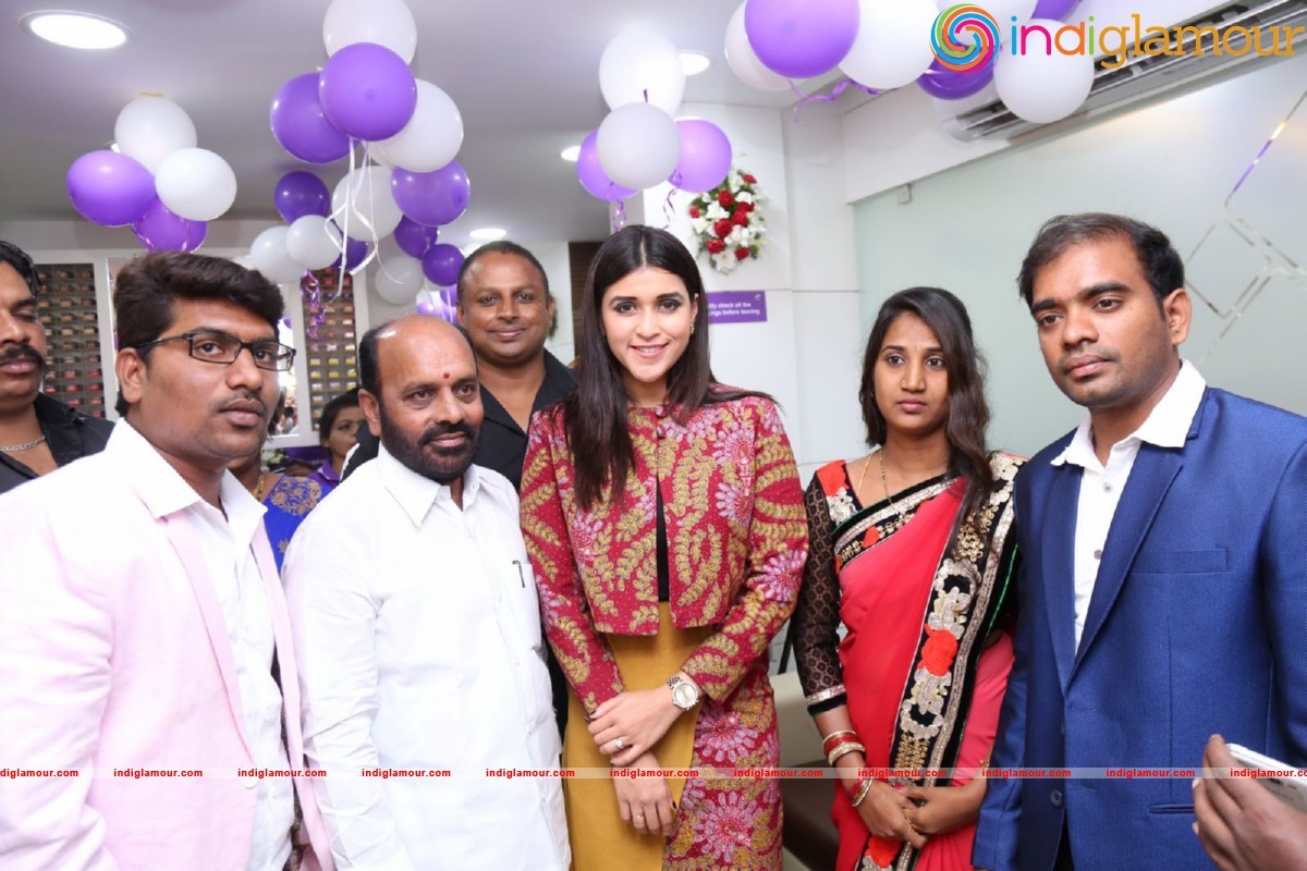 Mannara Chopra Launches Natural Salon Event hd photo