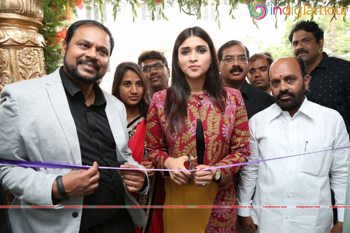 Mannara Chopra Launches Natural Salon Event hd photo
