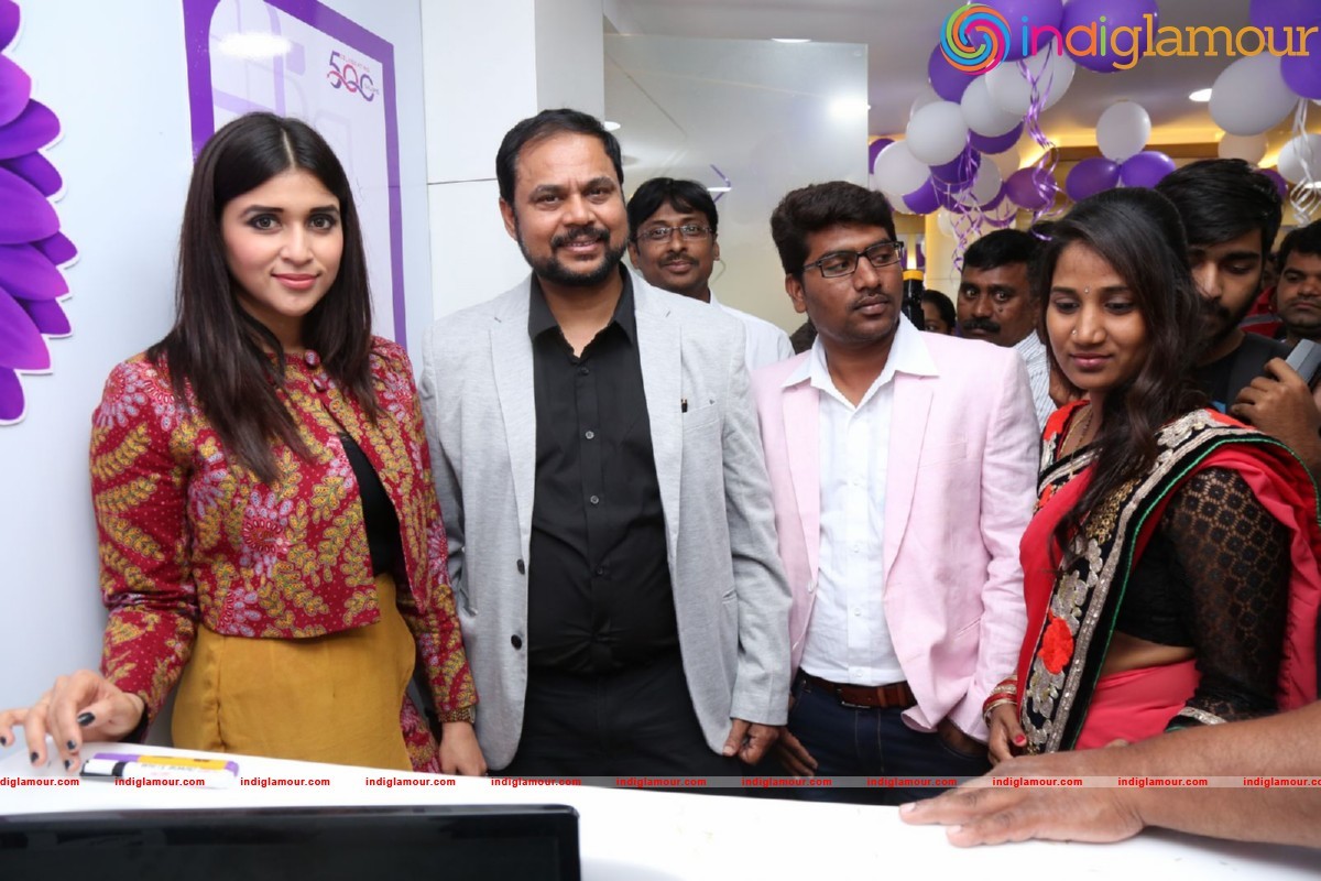 Mannara Chopra Launches Natural Salon Event hd photo