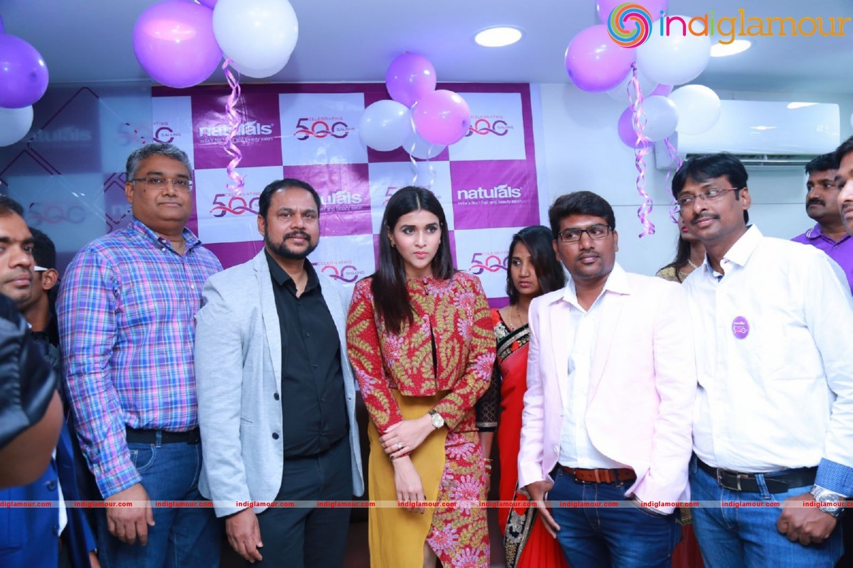 Mannara Chopra Launches Natural Salon Event hd photo