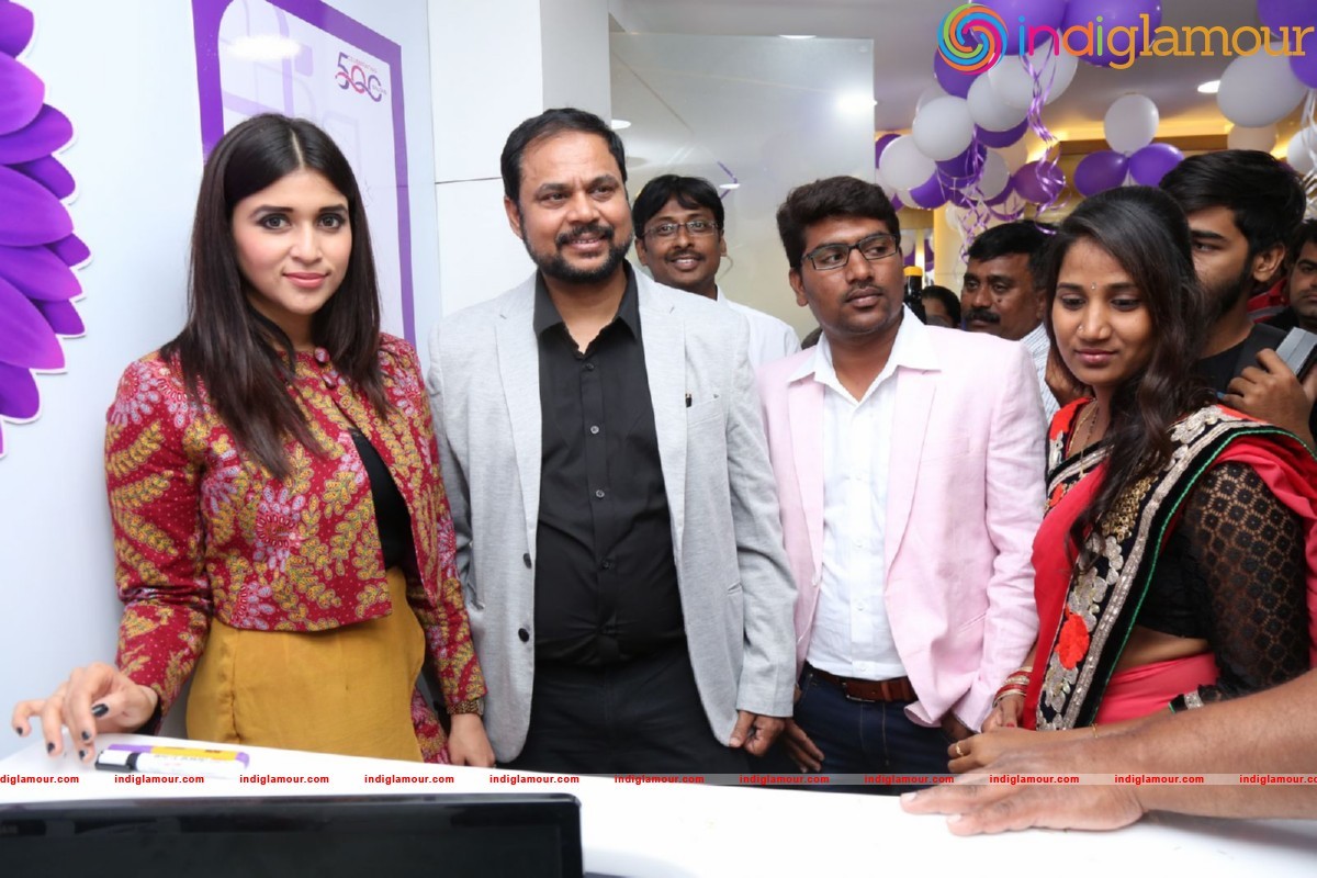 Mannara Chopra Launches Natural Salon Event hd photo