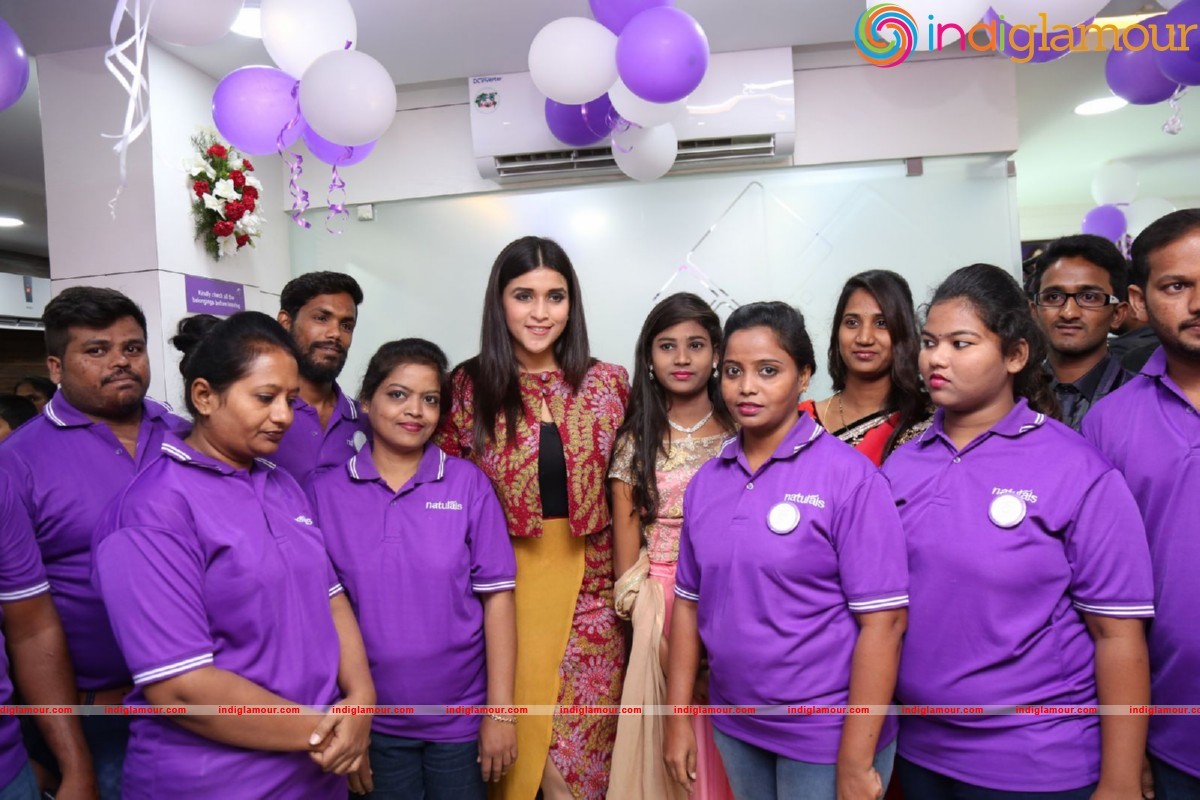 Mannara Chopra Launches Natural Salon Event hd photo