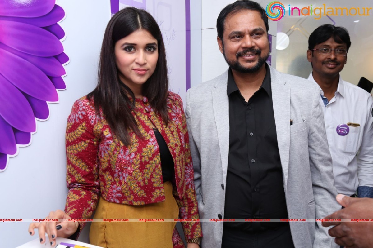 Mannara Chopra Launches Natural Salon Event hd photo