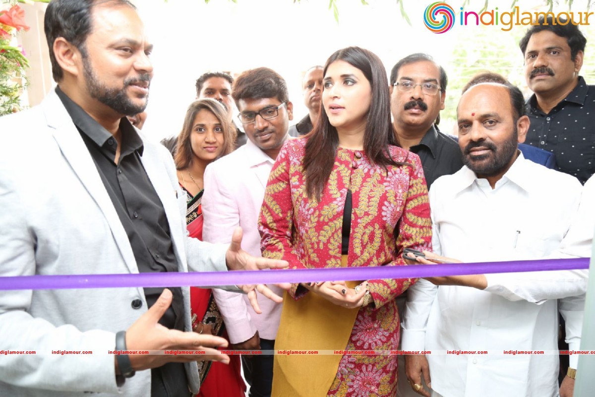 Mannara Chopra Launches Natural Salon Event hd photo