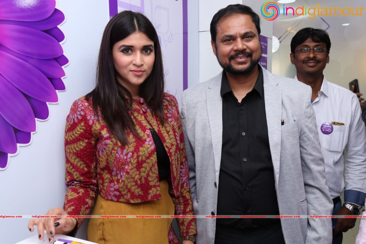 Mannara Chopra Launches Natural Salon Event hd photo