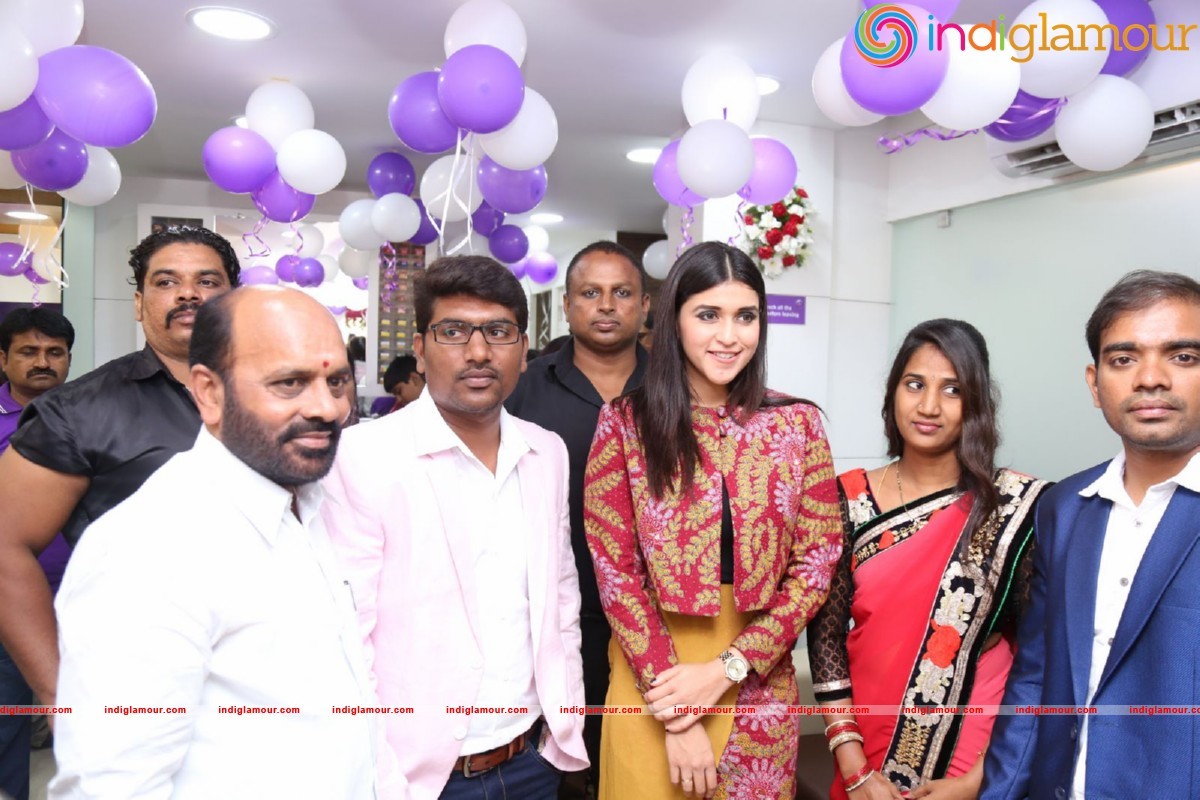 Mannara Chopra Launches Natural Salon Event hd photo