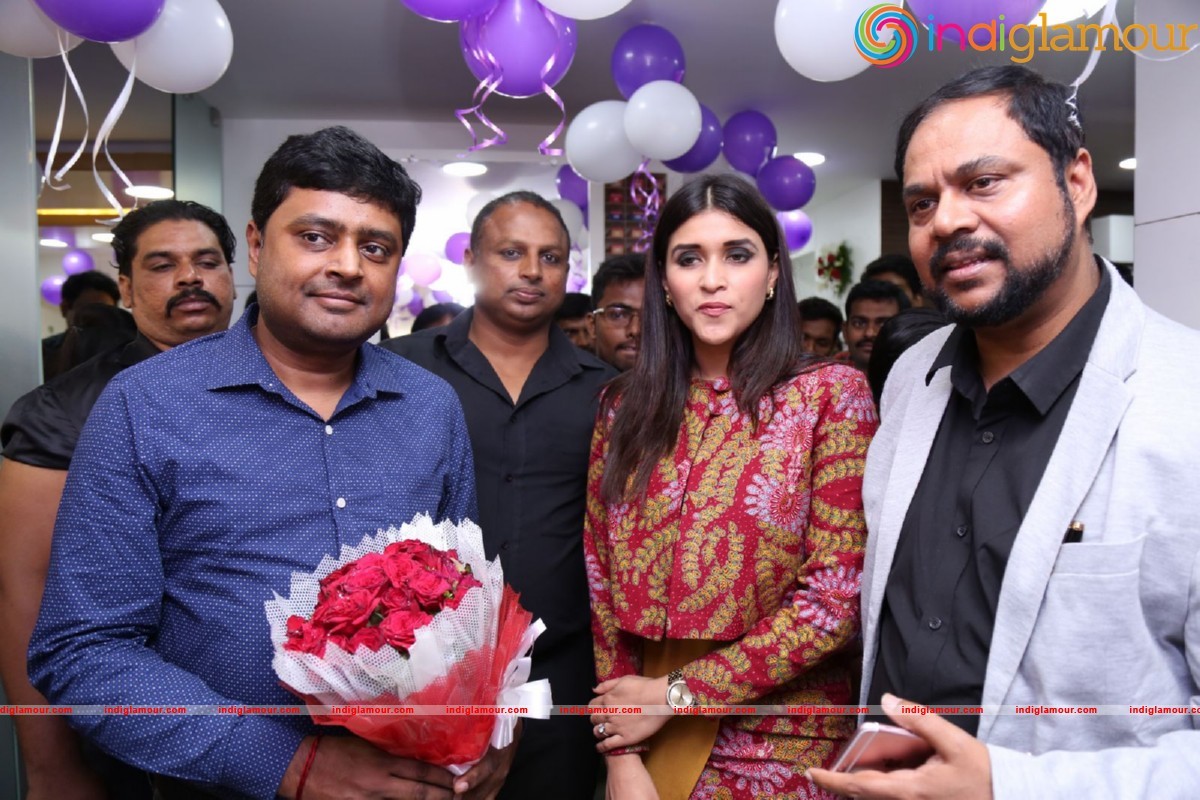 Mannara Chopra Launches Natural Salon Event hd photo