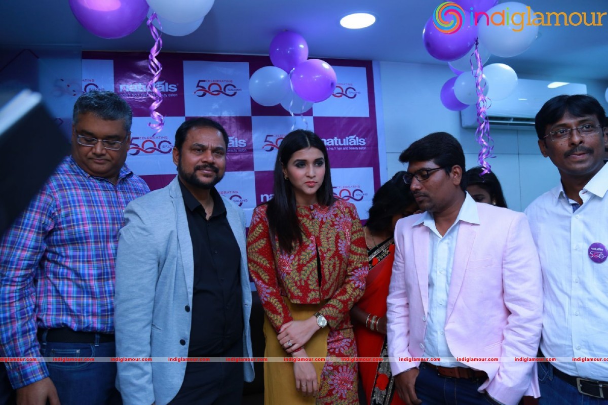 Mannara Chopra Launches Natural Salon Event hd photo