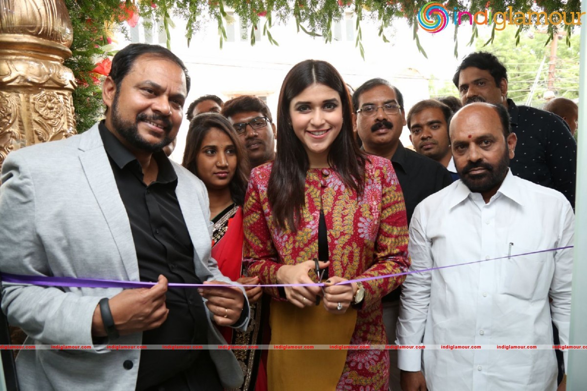 Mannara Chopra Launches Natural Salon Event hd photo