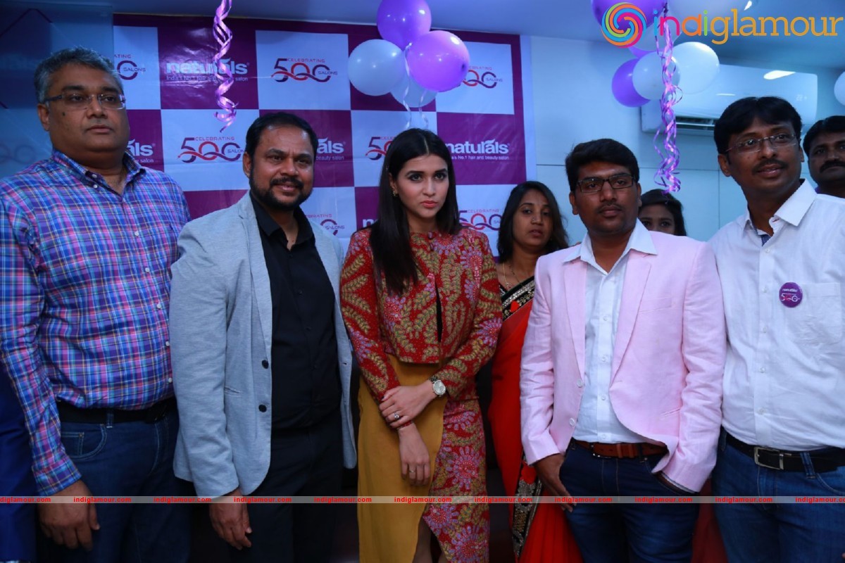 Mannara Chopra Launches Natural Salon Event hd photo
