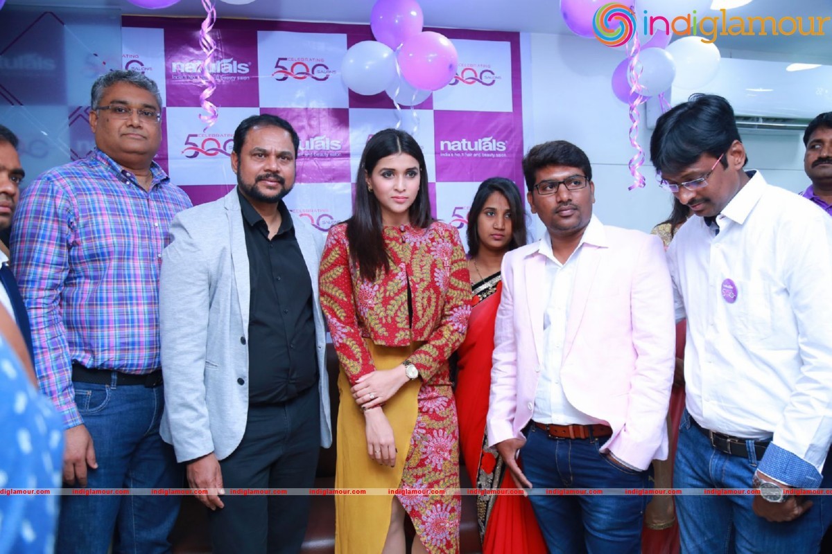 Mannara Chopra Launches Natural Salon Event hd photo