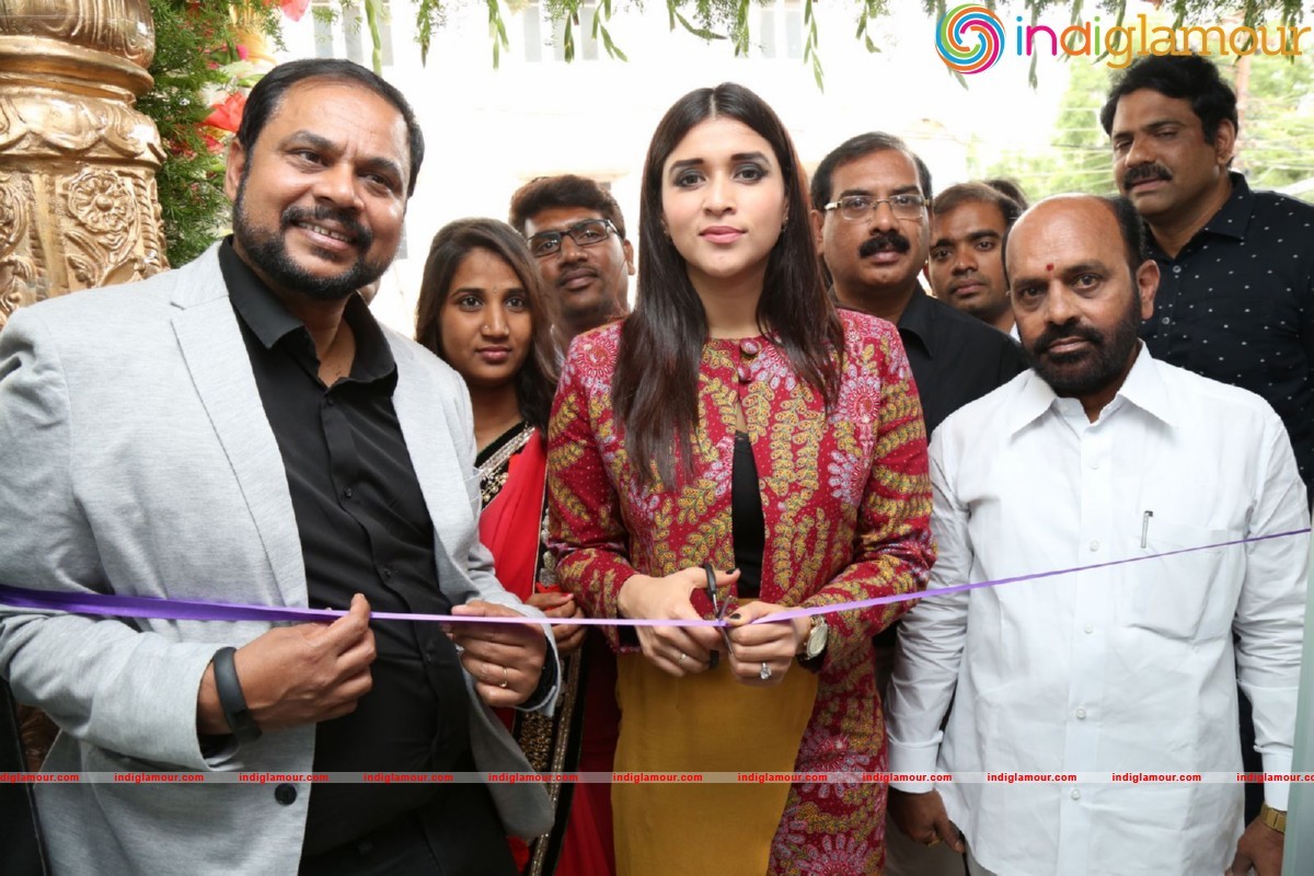 Mannara Chopra Launches Natural Salon Event hd photo