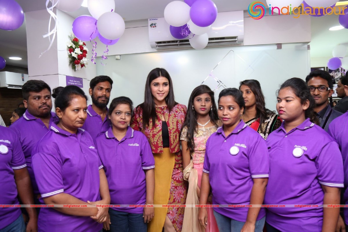 Mannara Chopra Launches Natural Salon Event hd photo