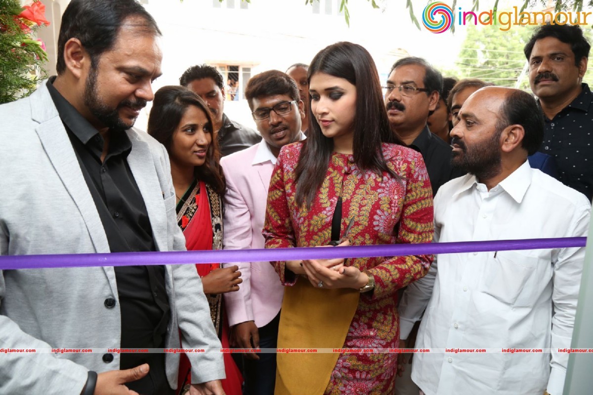 Mannara Chopra Launches Natural Salon Event hd photo