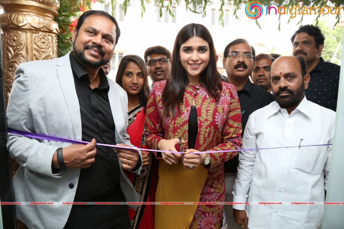 Mannara Chopra Launches Natural Salon Event hd photo