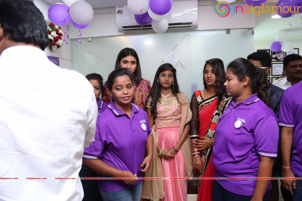 Mannara Chopra Launches Natural Salon Event hd photo