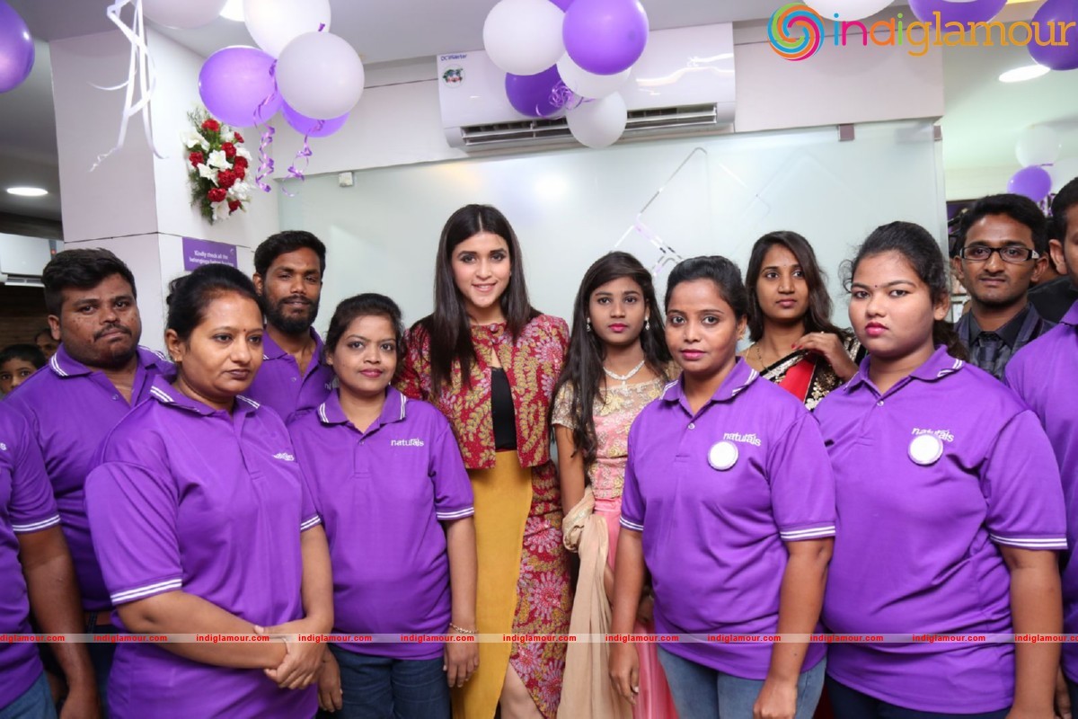 Mannara Chopra Launches Natural Salon Event hd photo