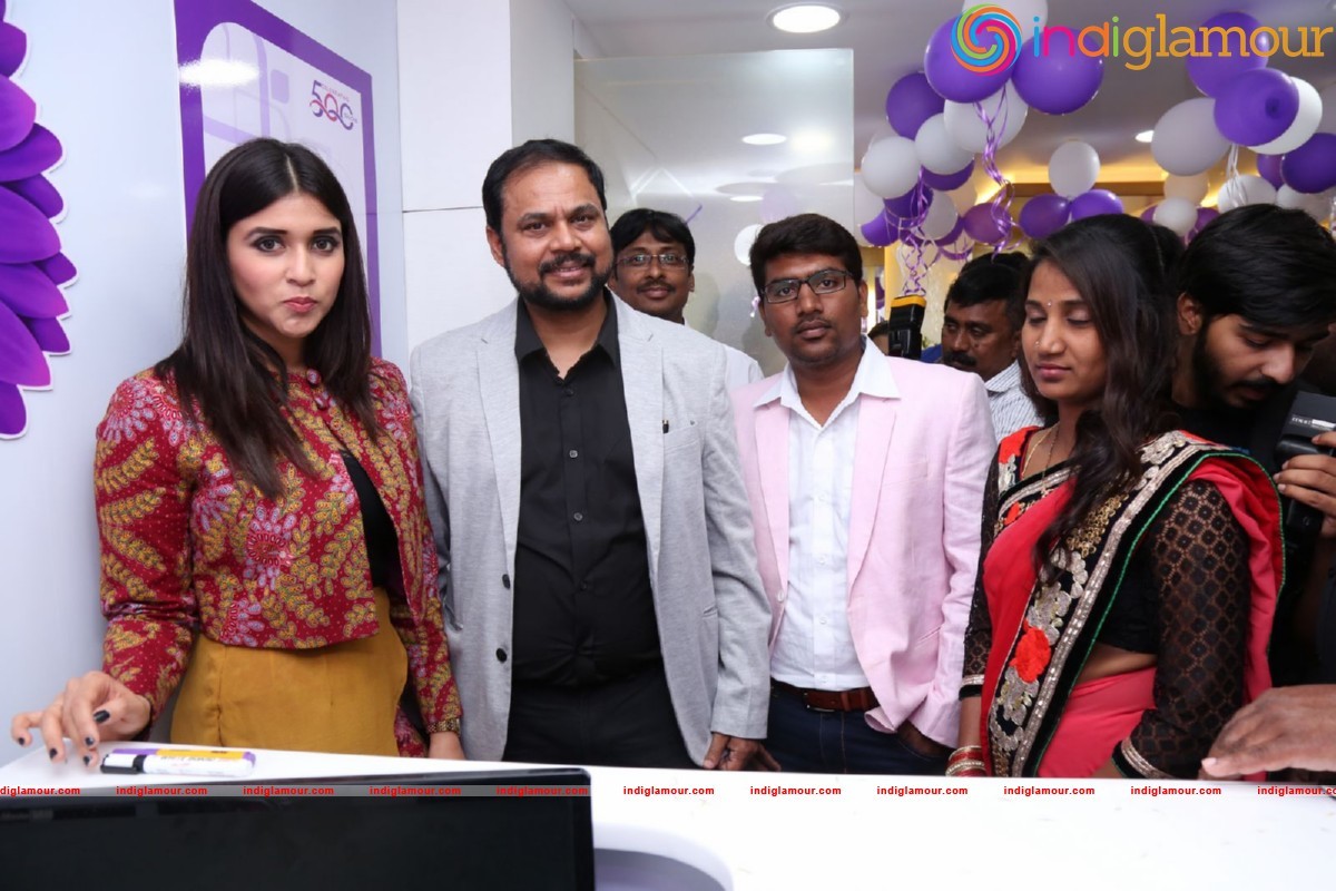 Mannara Chopra Launches Natural Salon Event hd photo