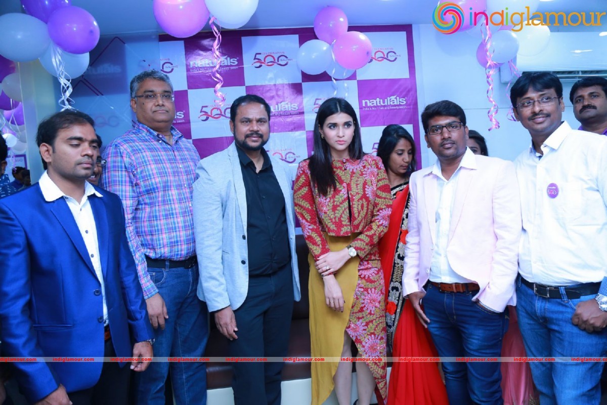 Mannara Chopra Launches Natural Salon Event hd photo