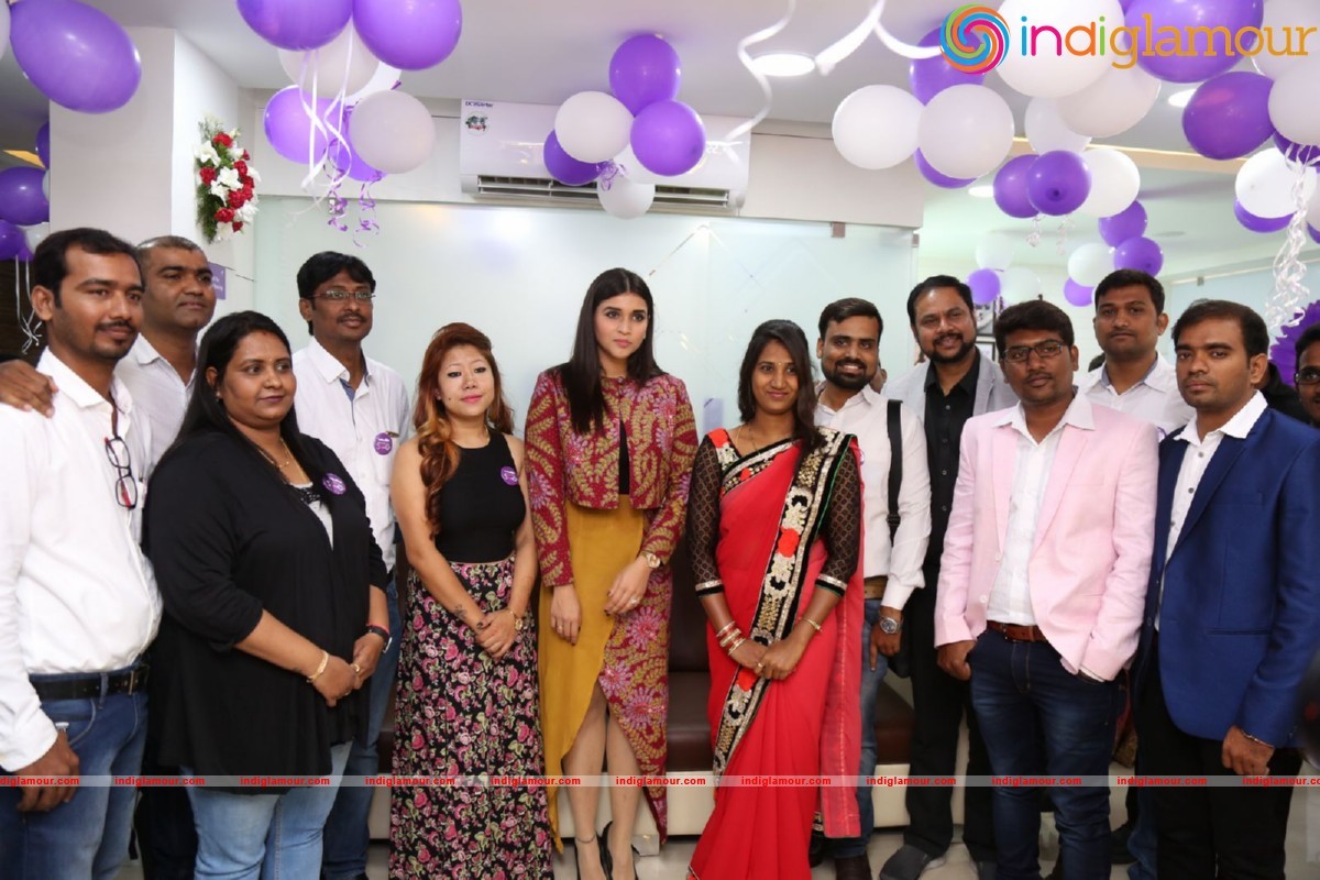 Mannara Chopra Launches Natural Salon Event hd photo