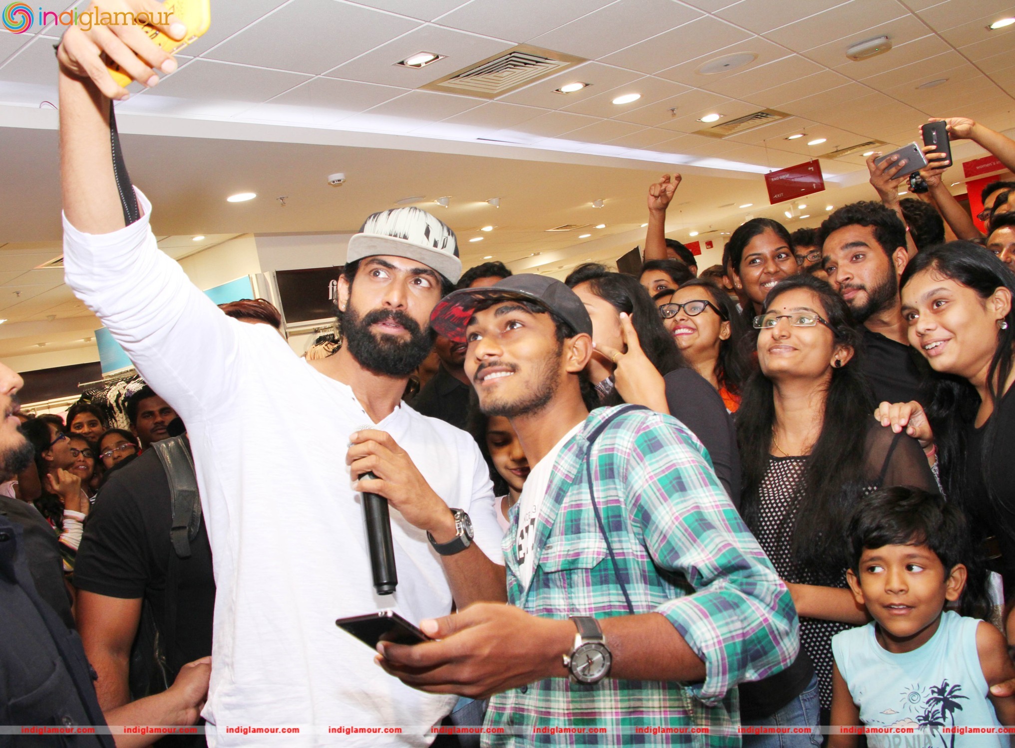 Reliance Trends Forum Mall Store Gets a Taste of Filmfare South Awards Event hd photo