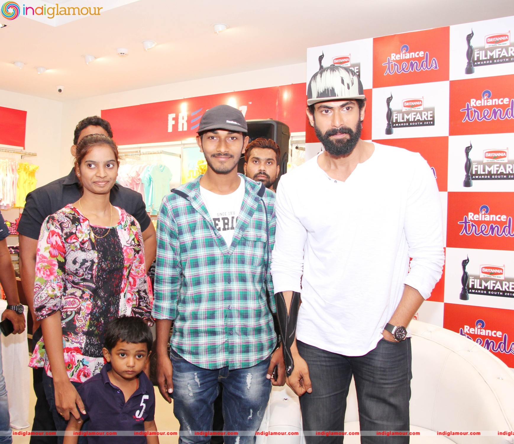 Reliance Trends Forum Mall Store Gets a Taste of Filmfare South Awards Event hd photo
