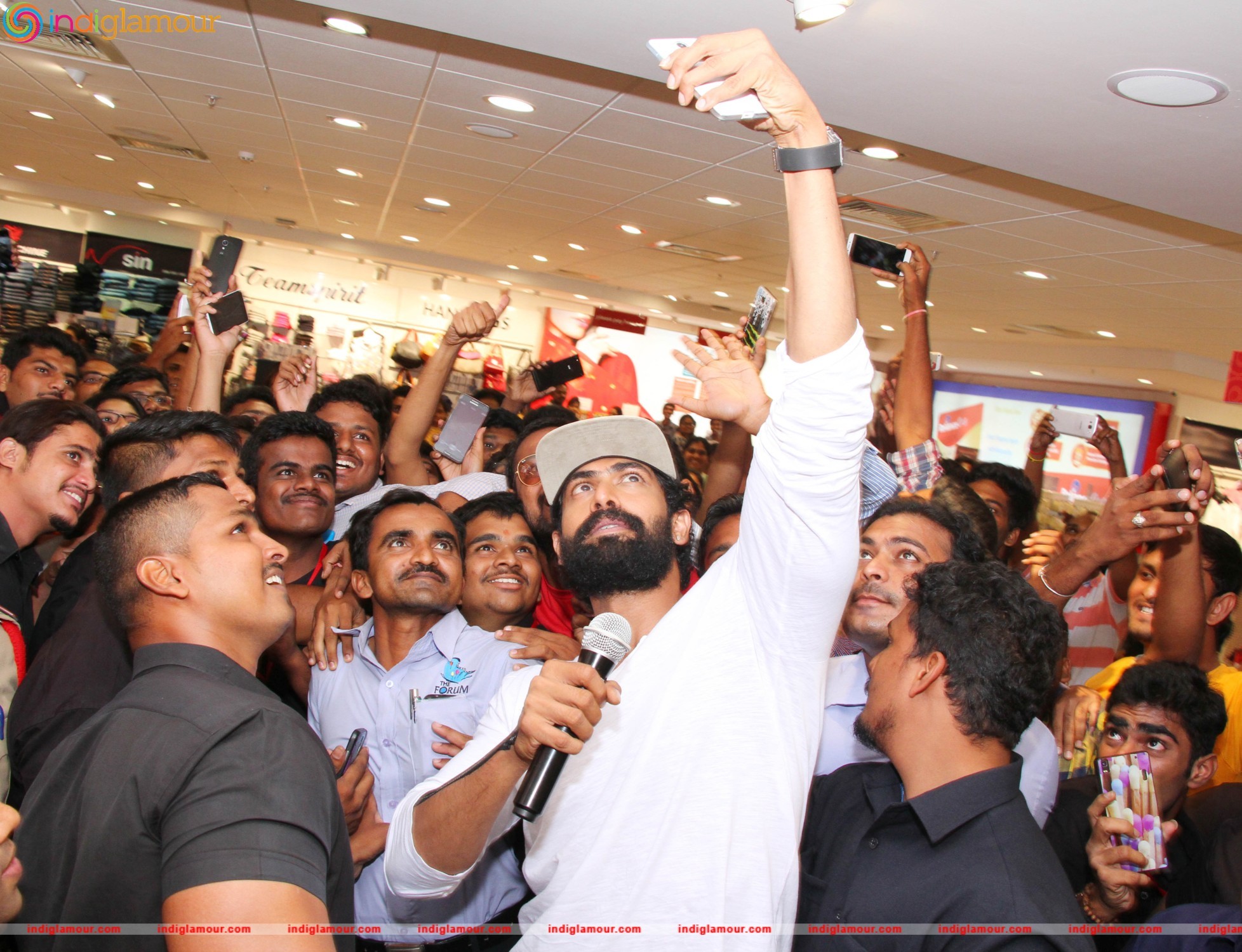 Reliance Trends Forum Mall Store Gets a Taste of Filmfare South Awards Event hd photo