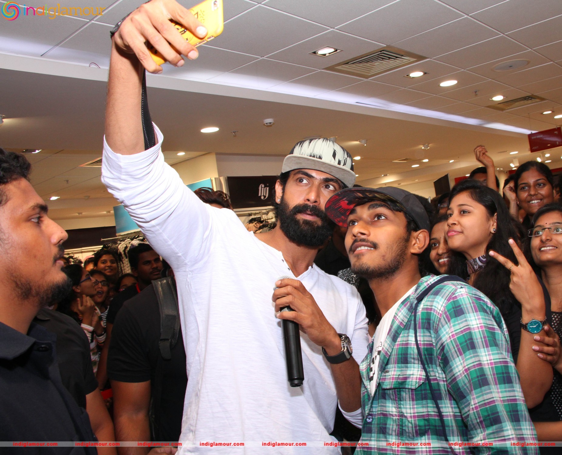 Reliance Trends Forum Mall Store Gets a Taste of Filmfare South Awards Event hd photo