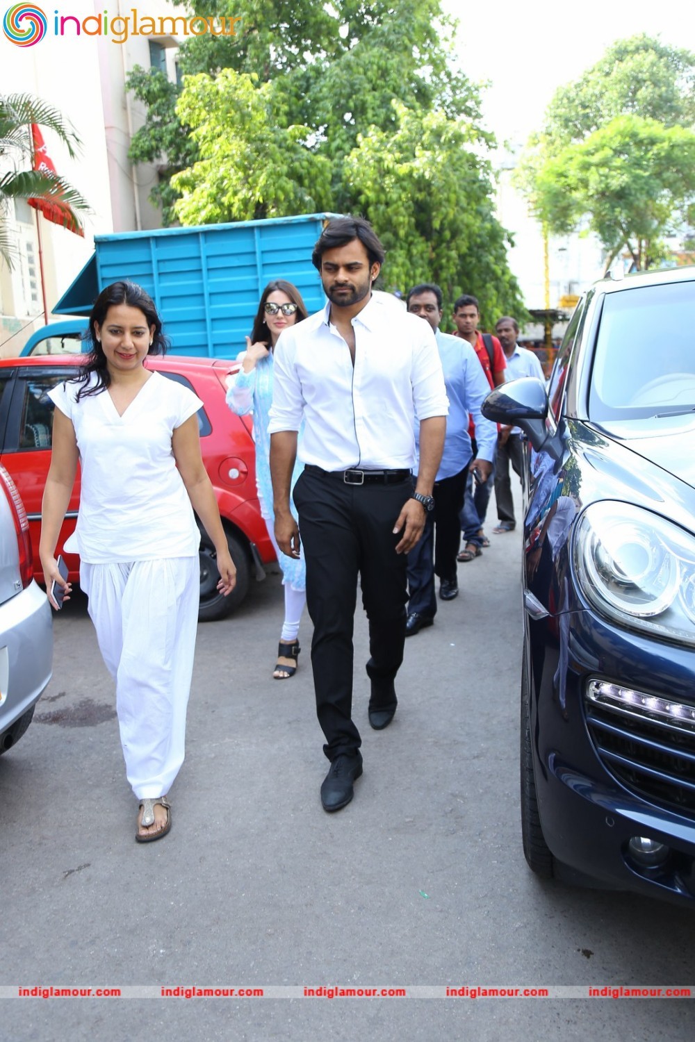 Thikka Movie Team Visits Cancer Striken Children at MNJ Hospital Event hd photo