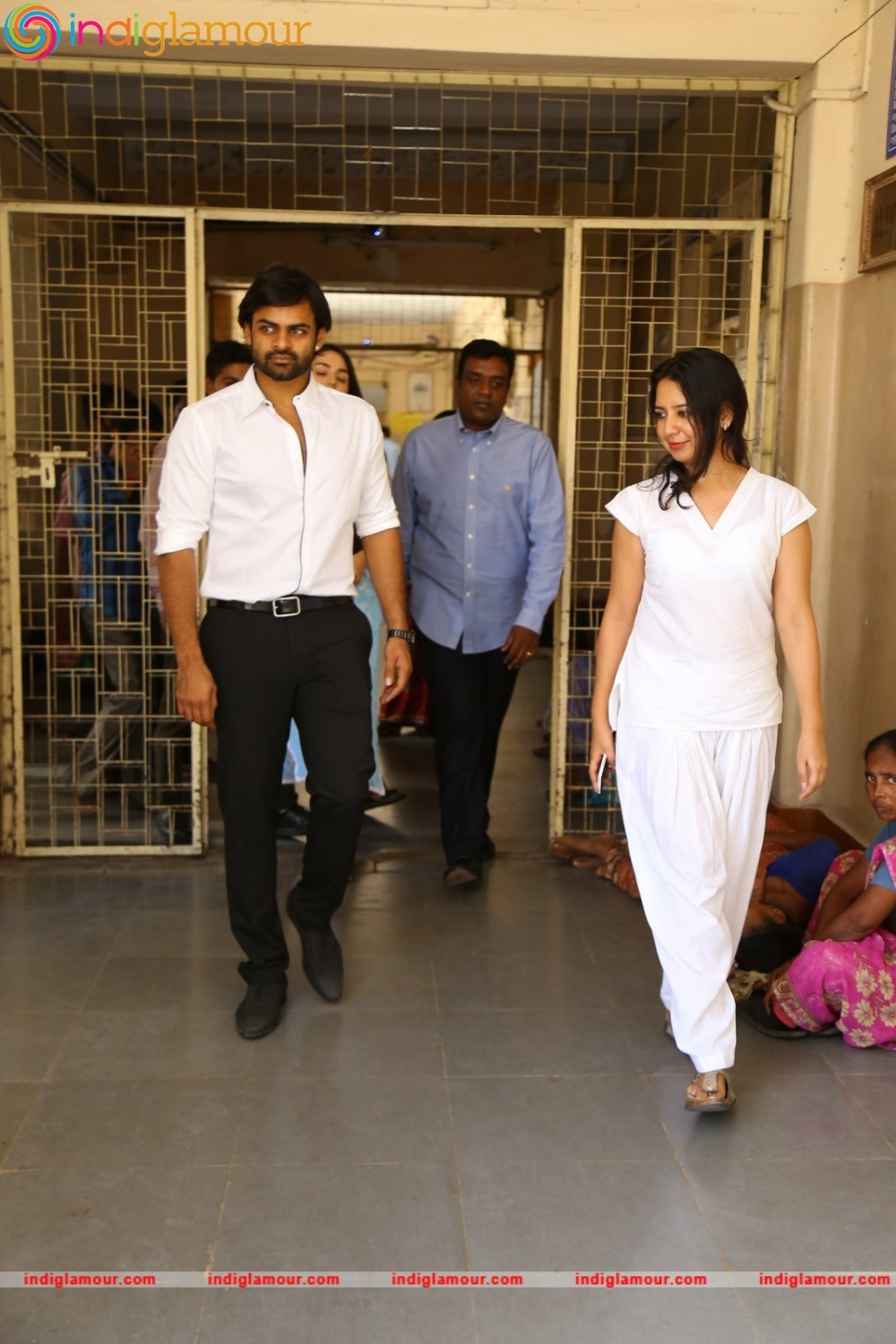 Thikka Movie Team Visits Cancer Striken Children at MNJ Hospital Event hd photo